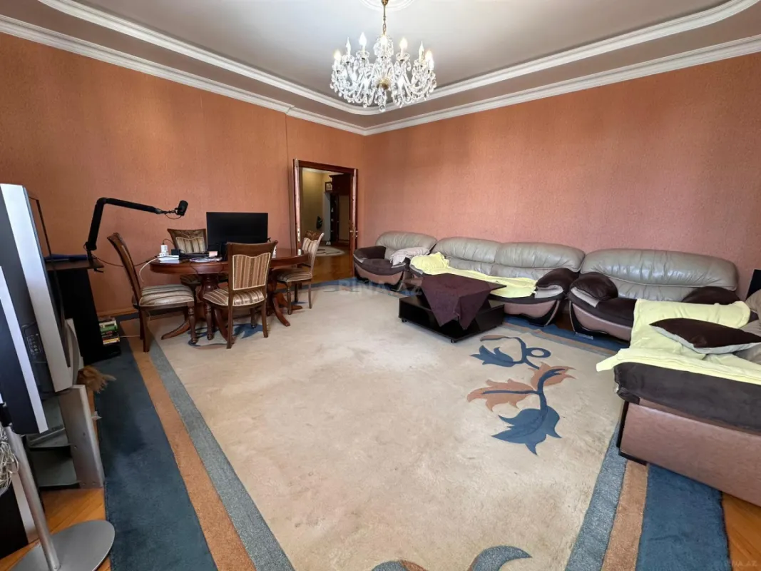 Satılır 4 otaqlı mənzil 160 m²