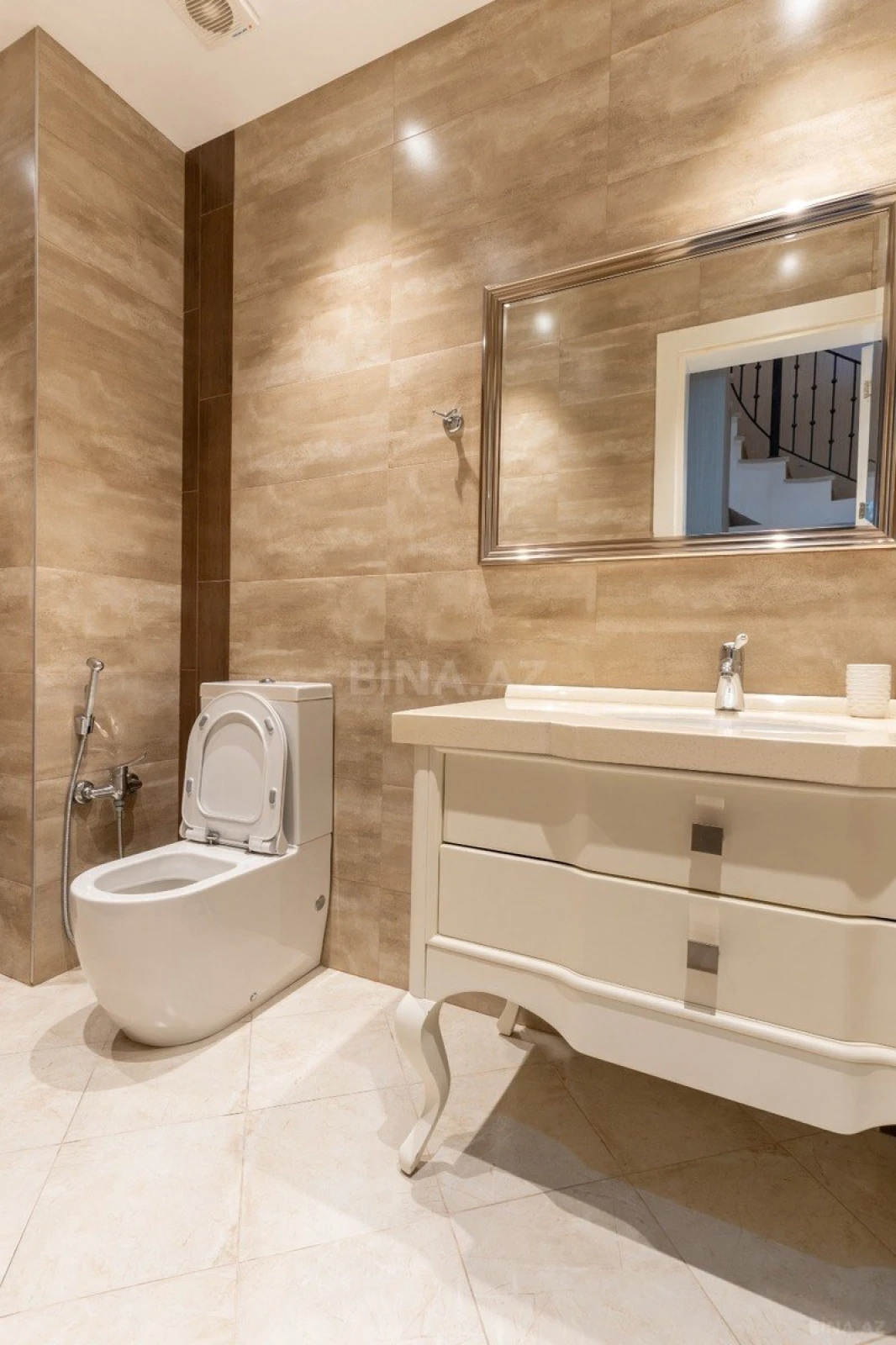 Kirayə verilir 6 otaqlı mənzil 400 m²