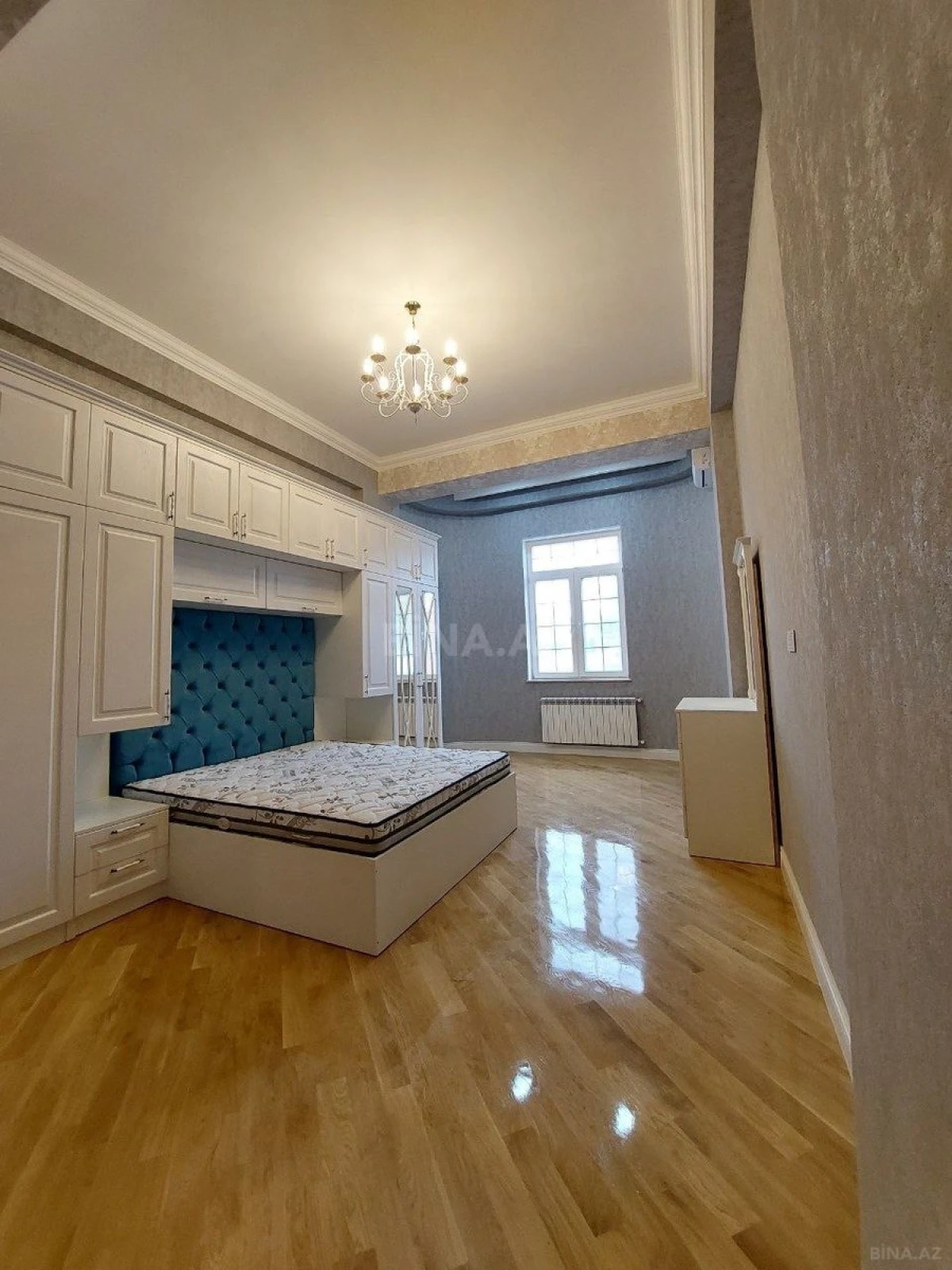 Satılır 4 otaqlı mənzil 250 m²