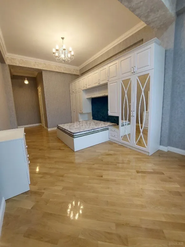 Satılır 4 otaqlı mənzil 250 m²