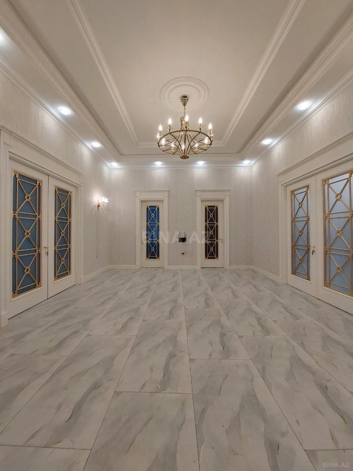 Satılır 4 otaqlı mənzil 250 m²