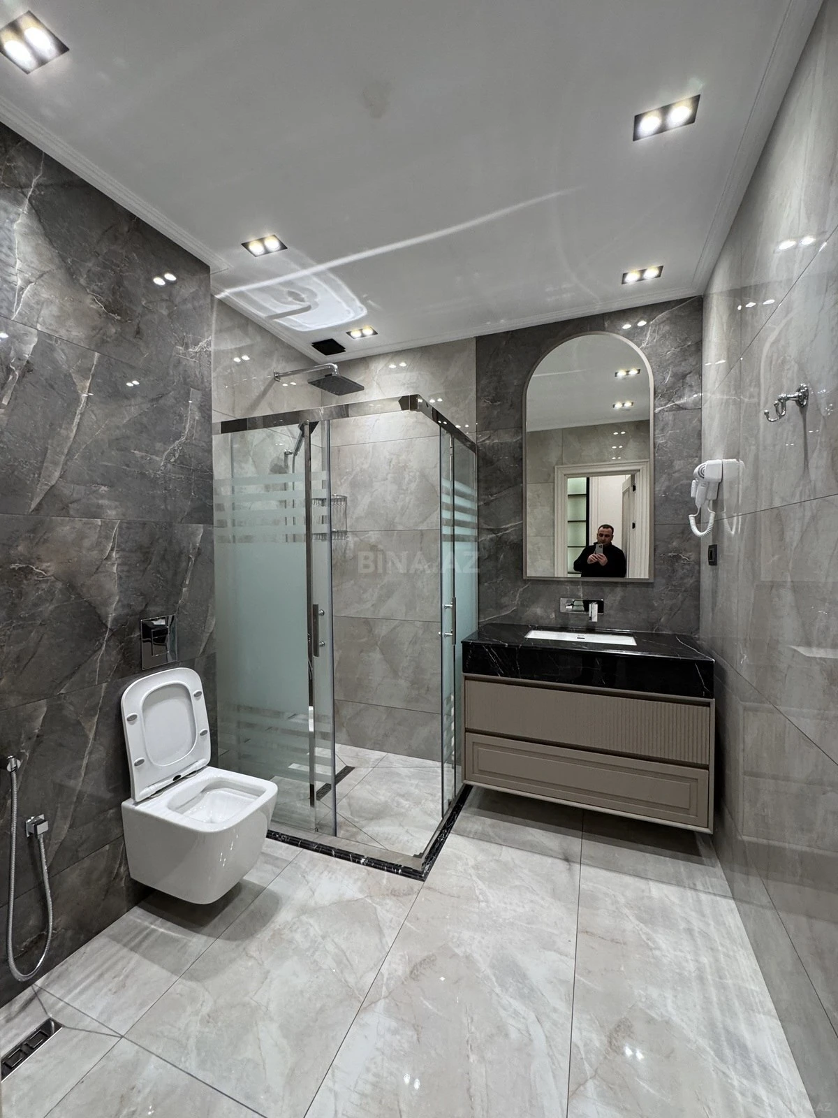 Satılır 4 otaqlı mənzil 185 m²