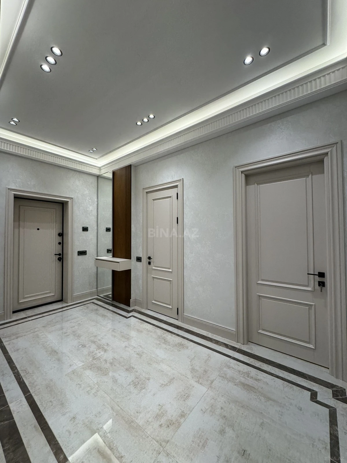 Satılır 4 otaqlı mənzil 185 m²