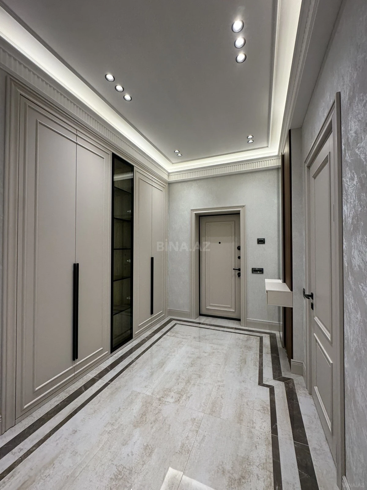 Satılır 4 otaqlı mənzil 185 m²