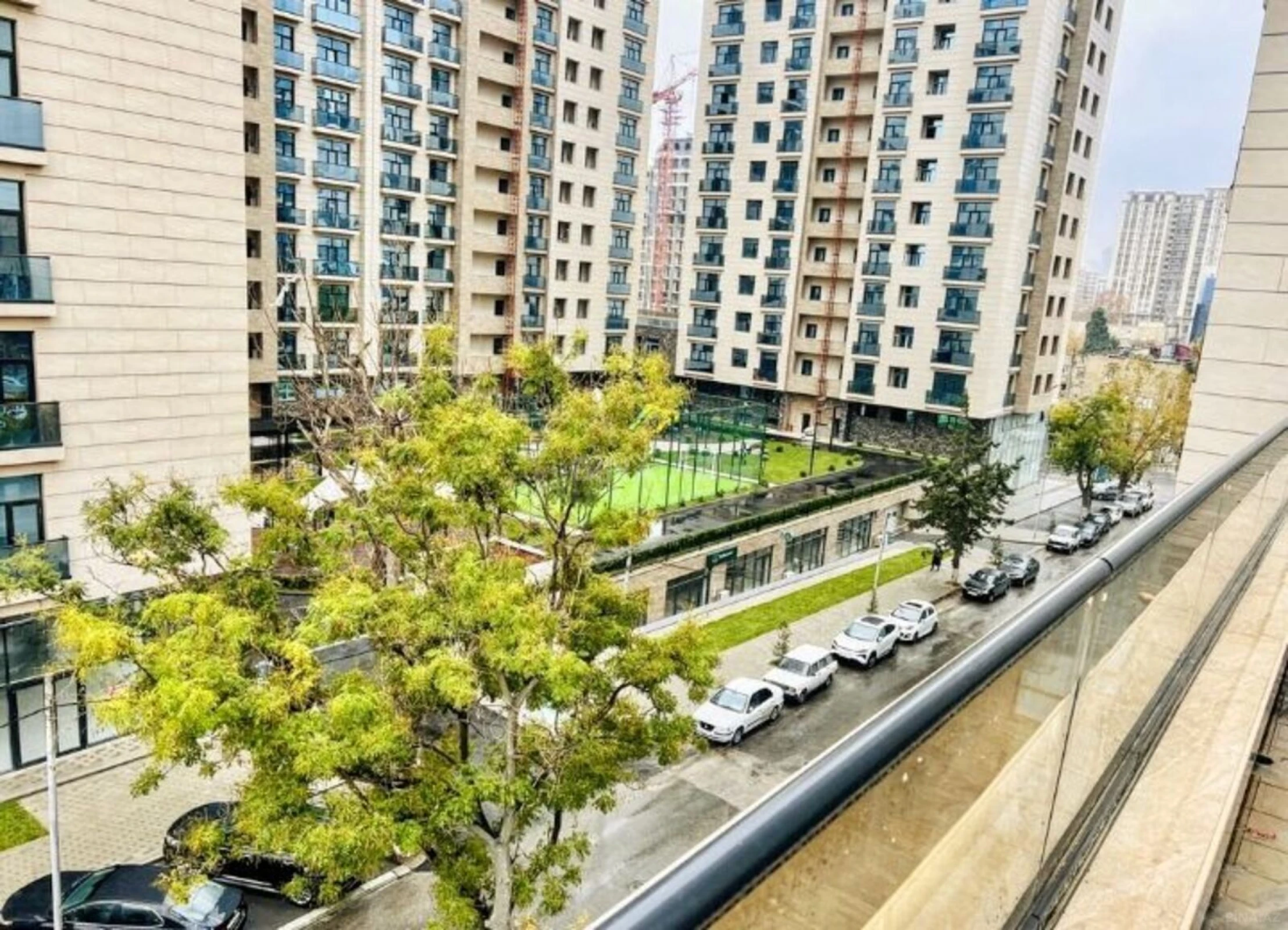 Satılır 4 otaqlı mənzil 195 m²