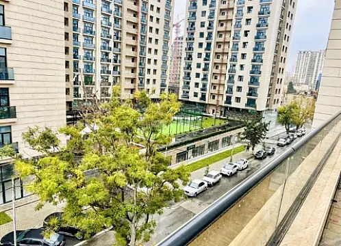 Satılır 4 otaqlı mənzil 195 m²