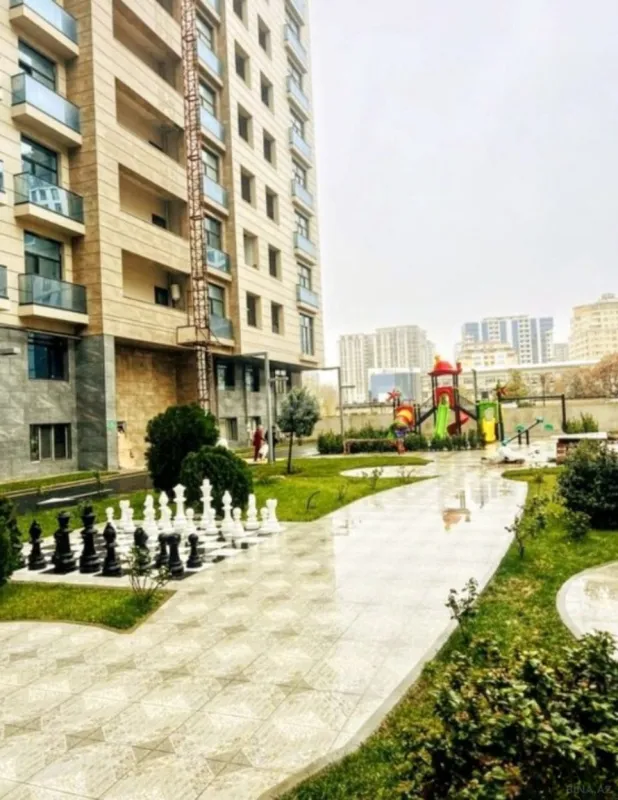 Satılır 4 otaqlı mənzil 195 m²