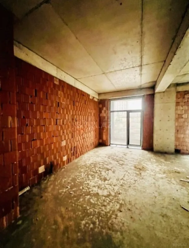 Satılır 4 otaqlı mənzil 195 m²