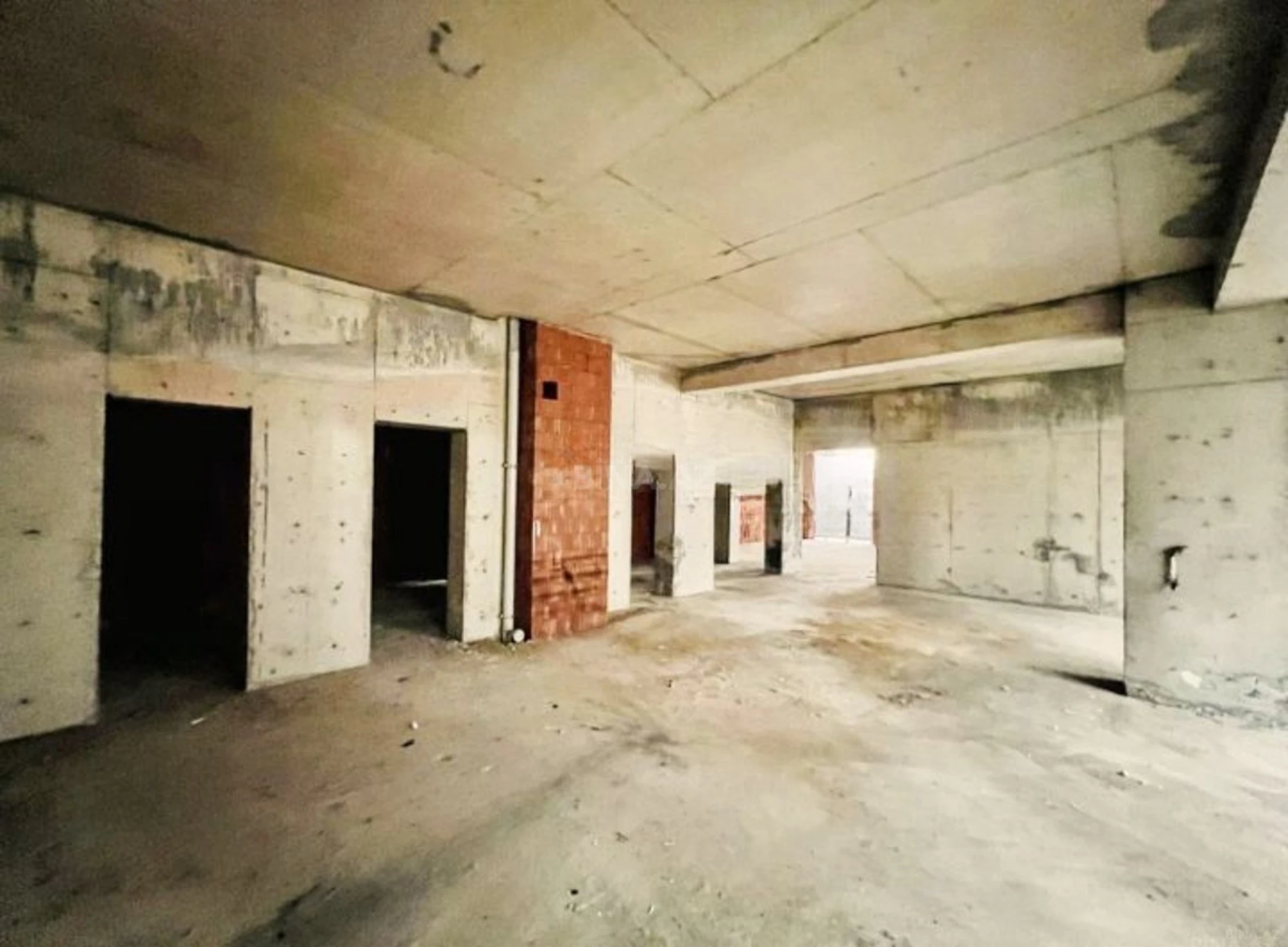 Satılır 4 otaqlı mənzil 195 m²