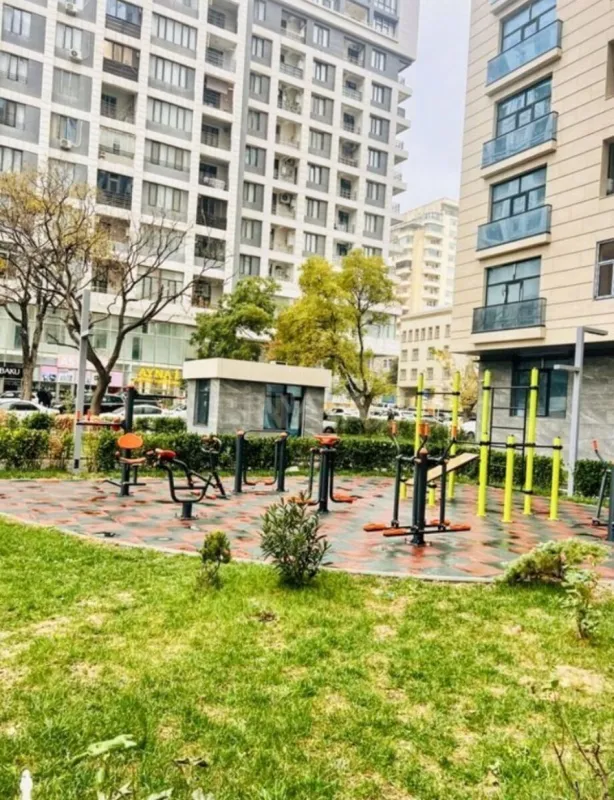 Satılır 4 otaqlı mənzil 195 m²