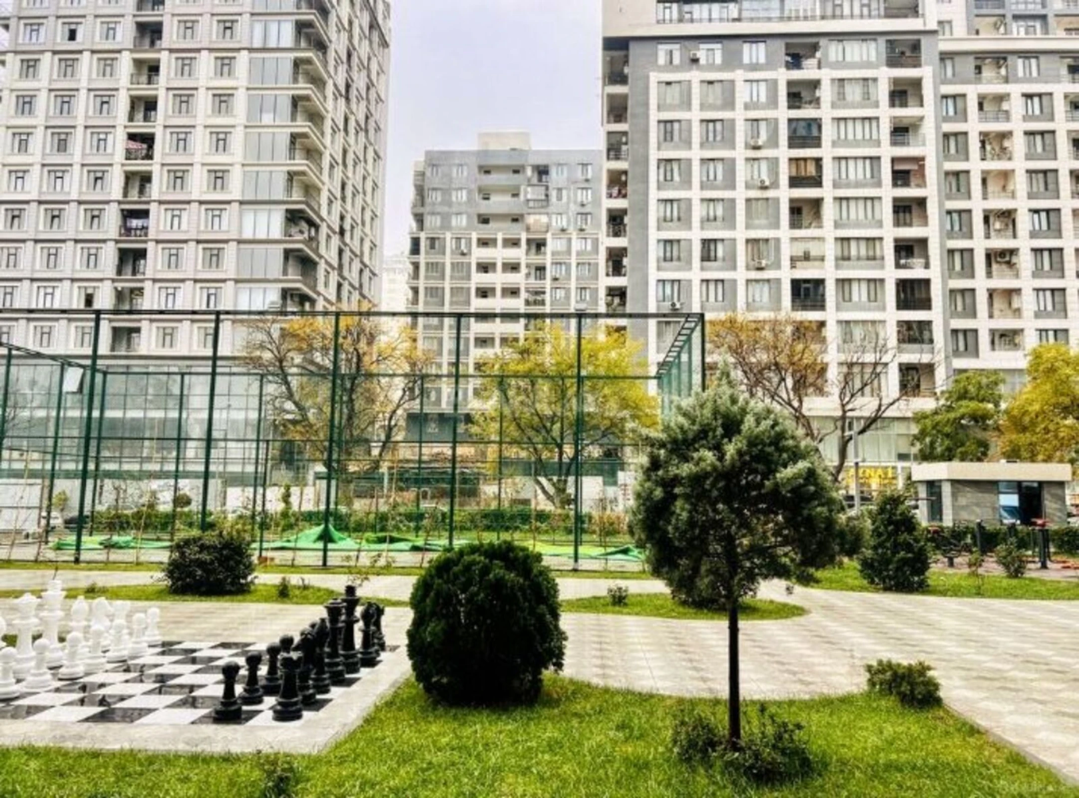 Satılır 4 otaqlı mənzil 195 m²