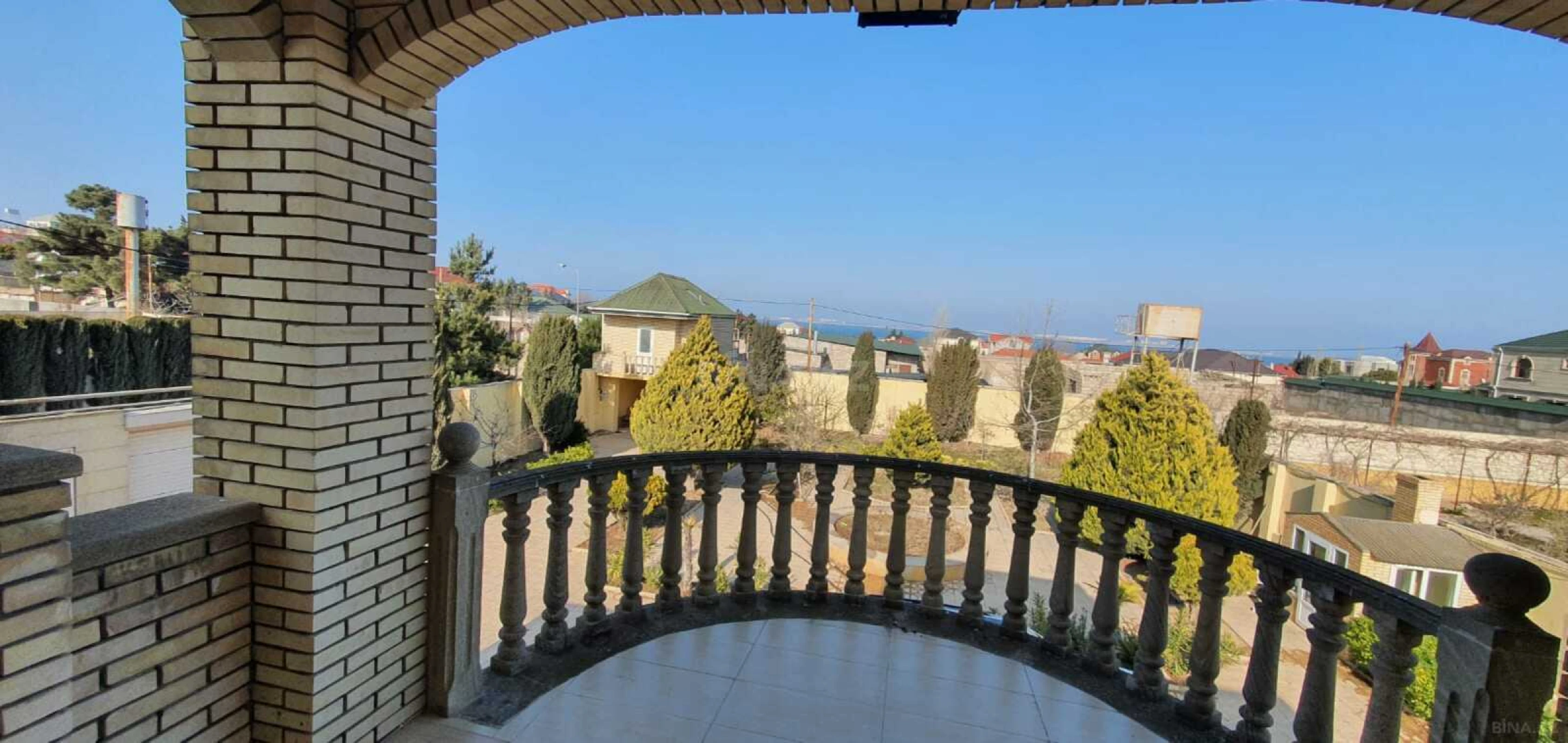 Satılır 5 otaqlı həyət evi 200 m²