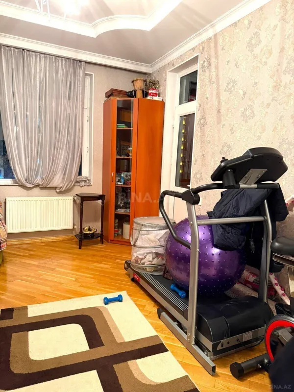 Satılır 4 otaqlı mənzil 210 m²