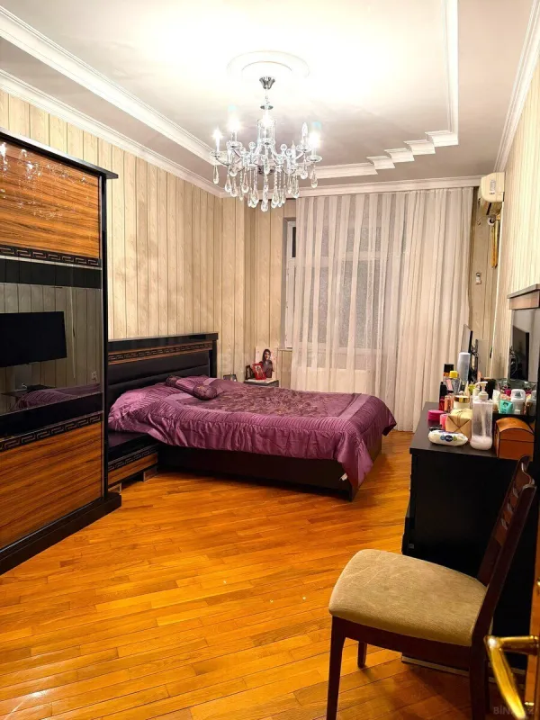 Satılır 4 otaqlı mənzil 210 m²
