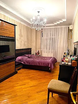 Satılır 4 otaqlı mənzil 210 m²
