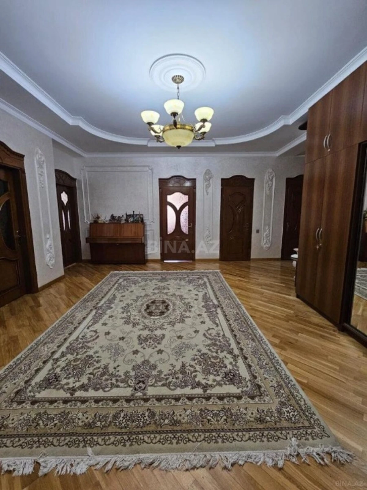 Satılır 4 otaqlı mənzil 210 m²