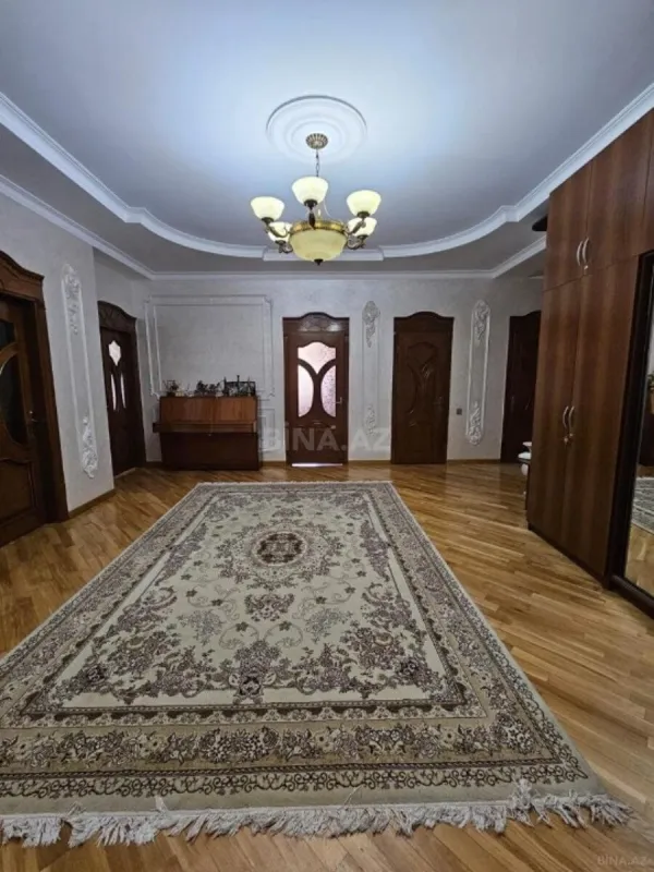 Satılır 4 otaqlı mənzil 210 m²
