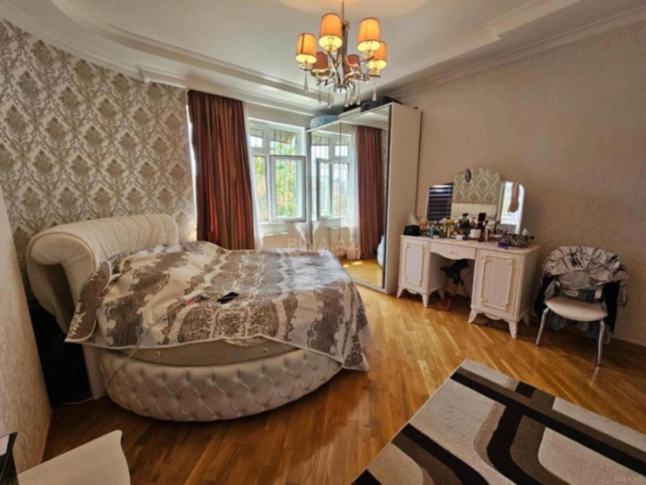 Satılır 4 otaqlı mənzil 210 m²