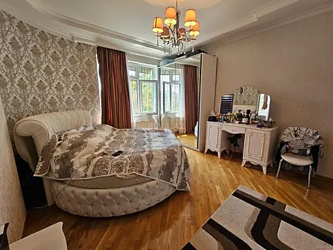 Satılır 4 otaqlı mənzil 210 m²