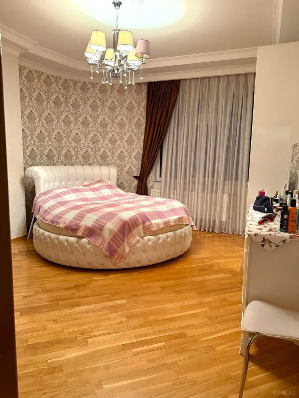 Satılır 4 otaqlı mənzil 210 m²