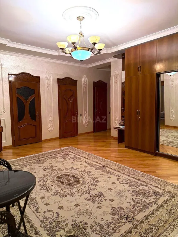 Satılır 4 otaqlı mənzil 210 m²