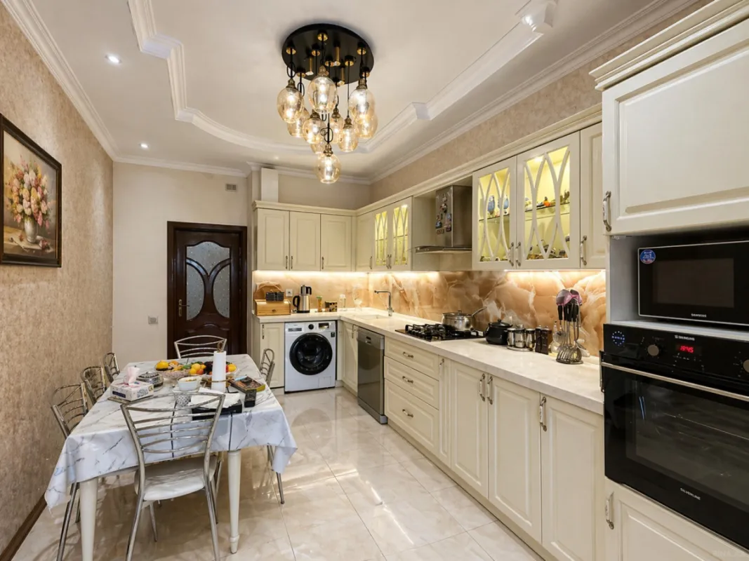 Satılır 4 otaqlı mənzil 210 m²