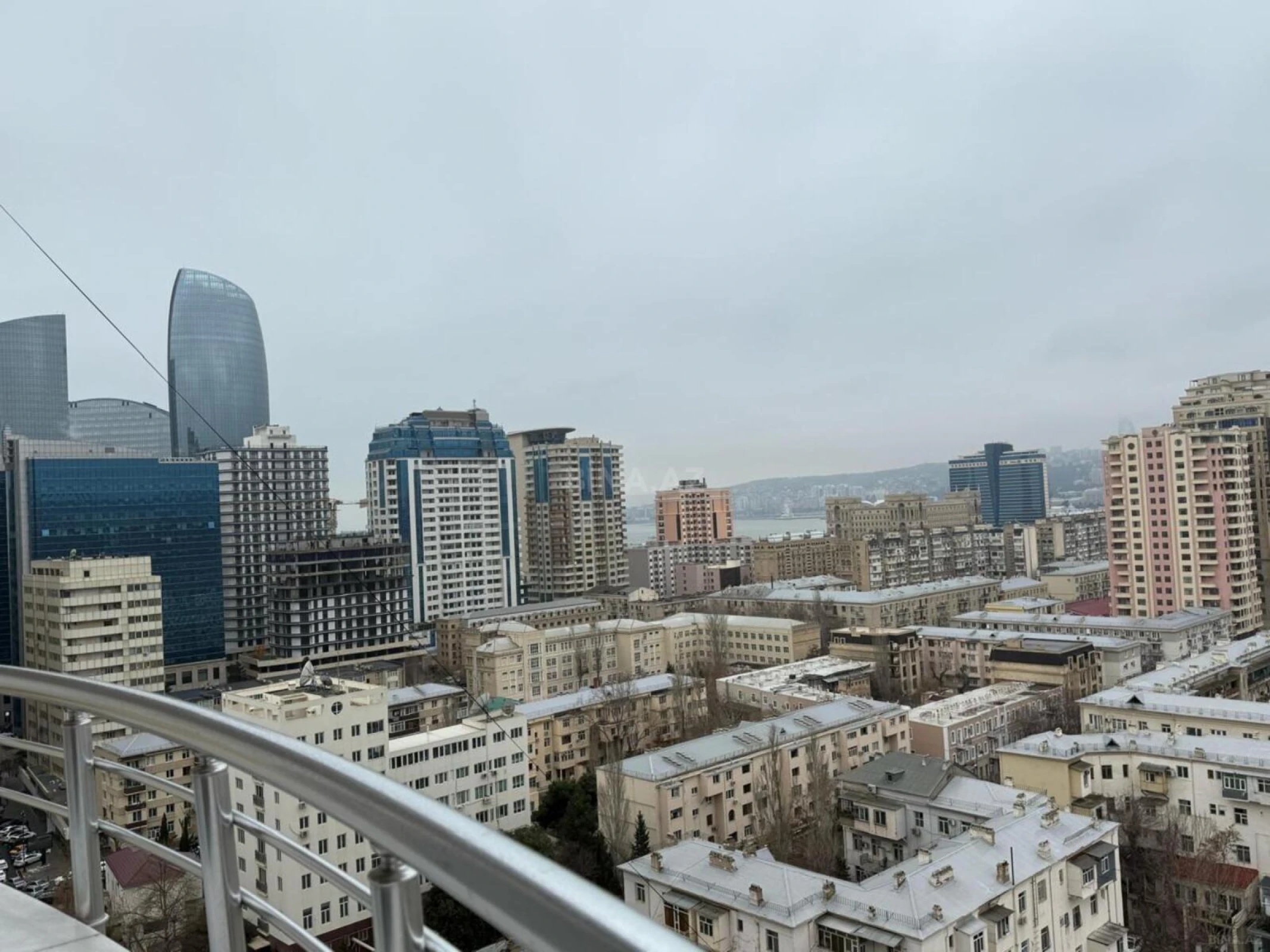 Satılır 4 otaqlı mənzil 200 m²