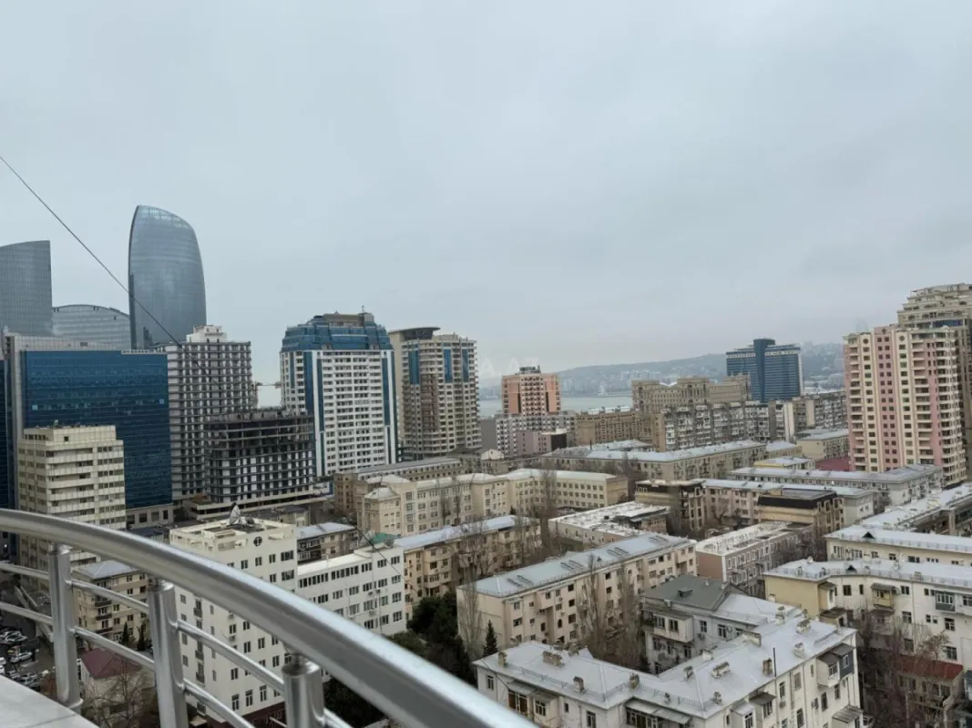 Satılır 4 otaqlı mənzil 200 m²