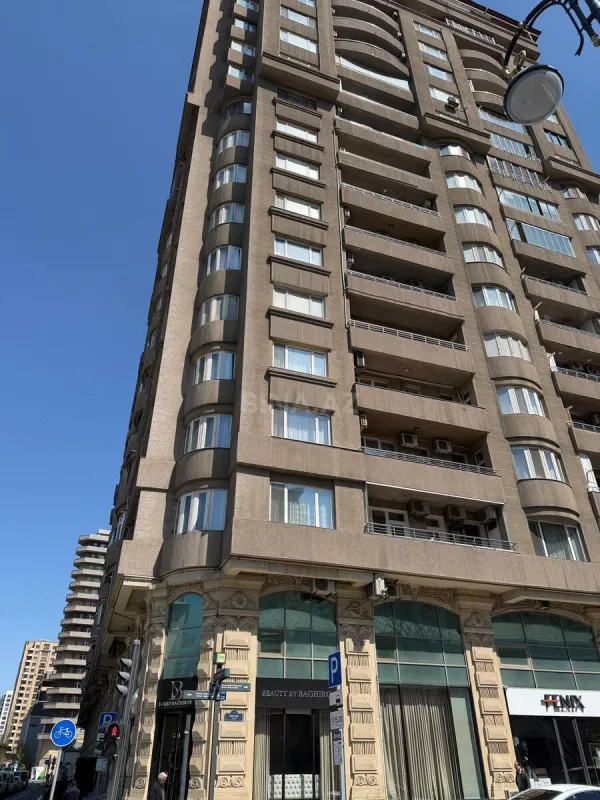 Satılır 4 otaqlı mənzil 200 m²