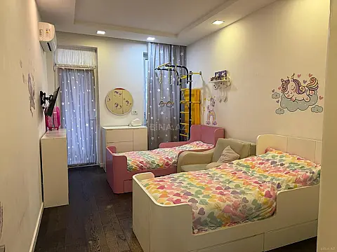 Satılır 4 otaqlı mənzil 200 m²