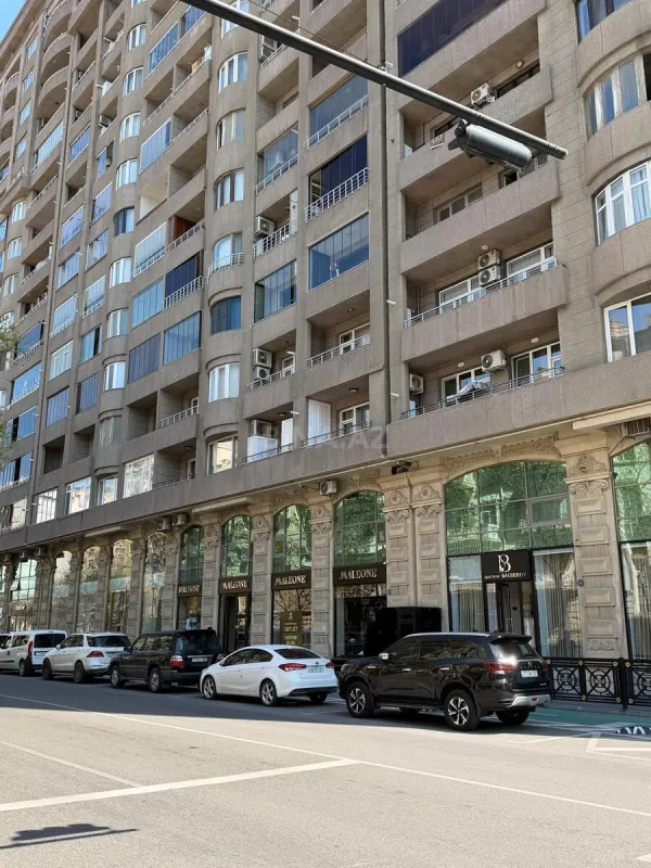 Satılır 4 otaqlı mənzil 200 m²
