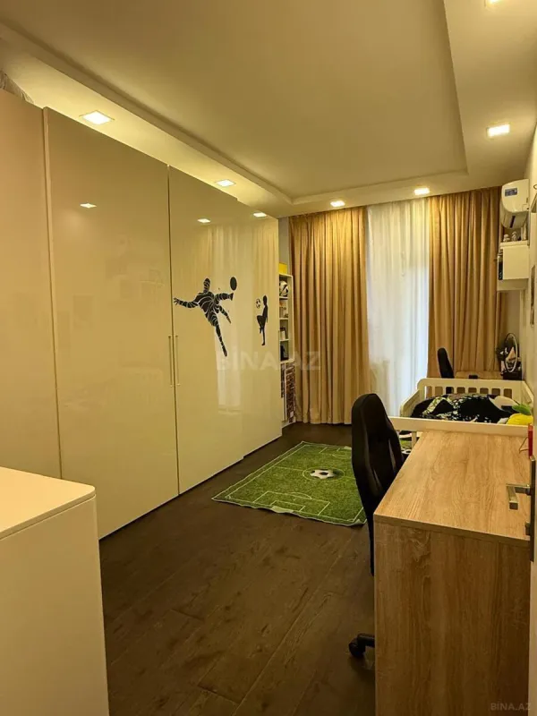 Satılır 4 otaqlı mənzil 200 m²