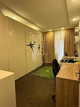 Satılır 4 otaqlı mənzil 200 m²