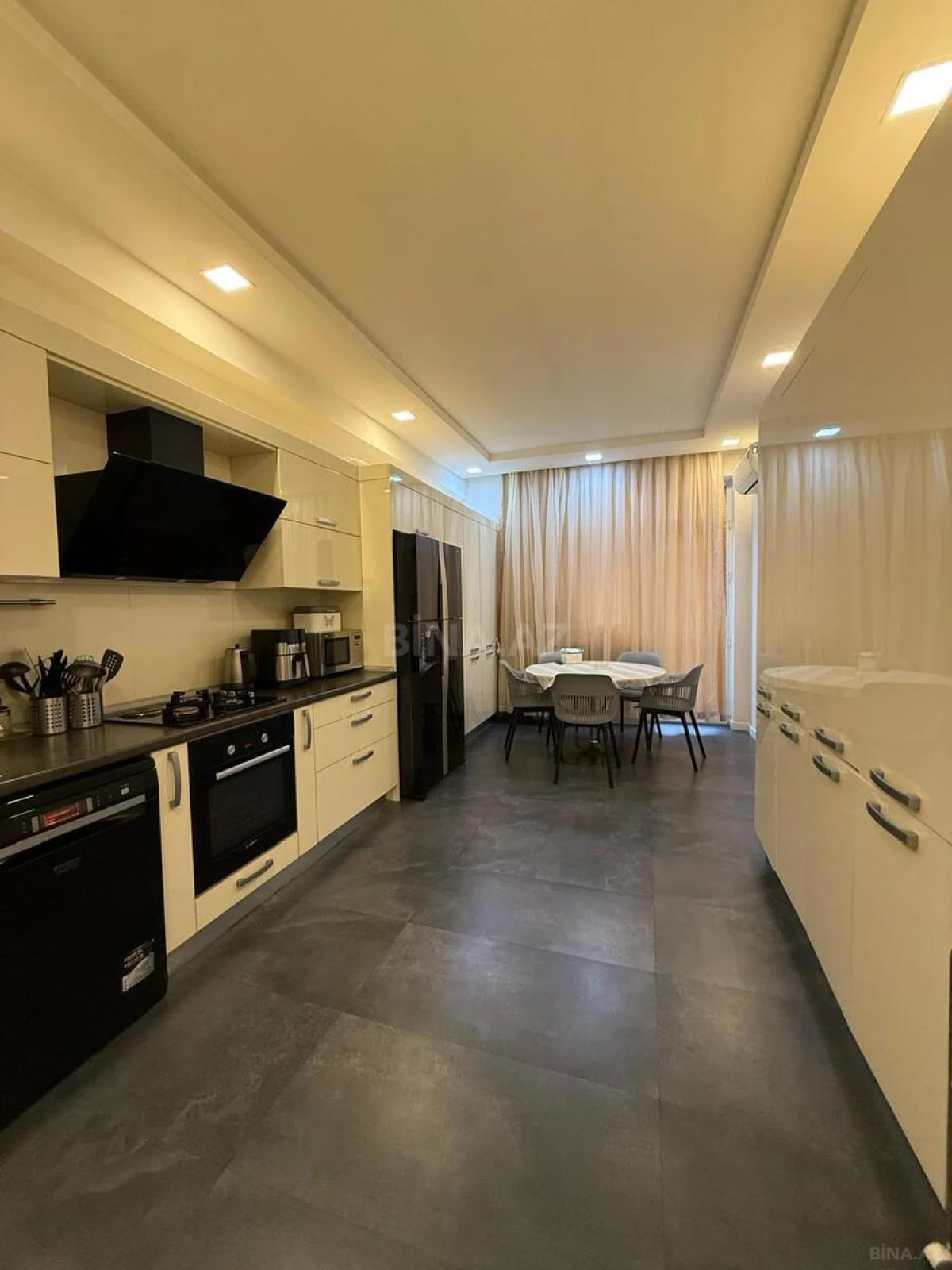 Satılır 4 otaqlı mənzil 200 m²