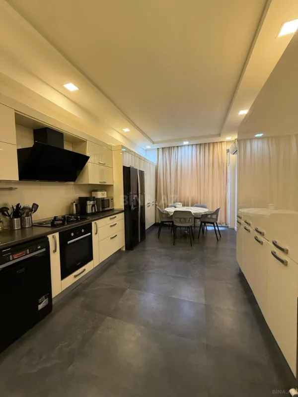 Satılır 4 otaqlı mənzil 200 m²