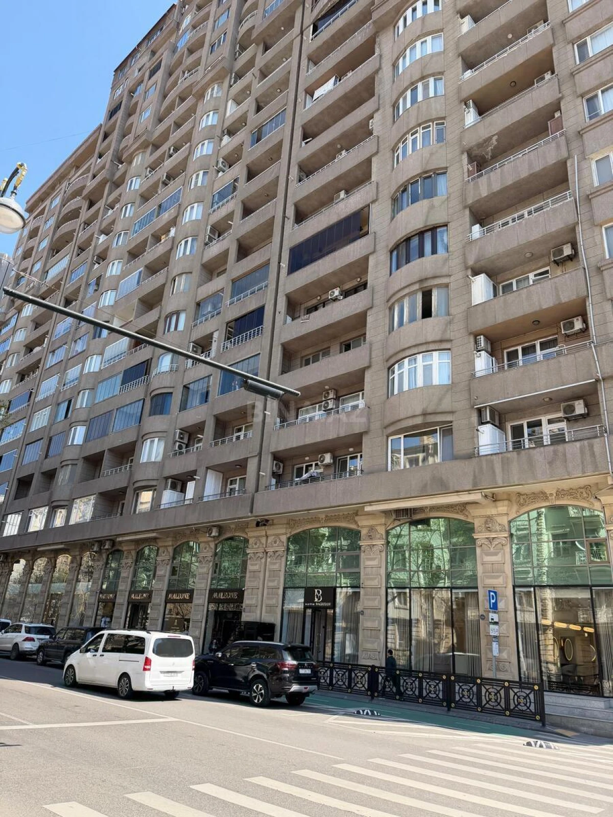 Satılır 4 otaqlı mənzil 200 m²