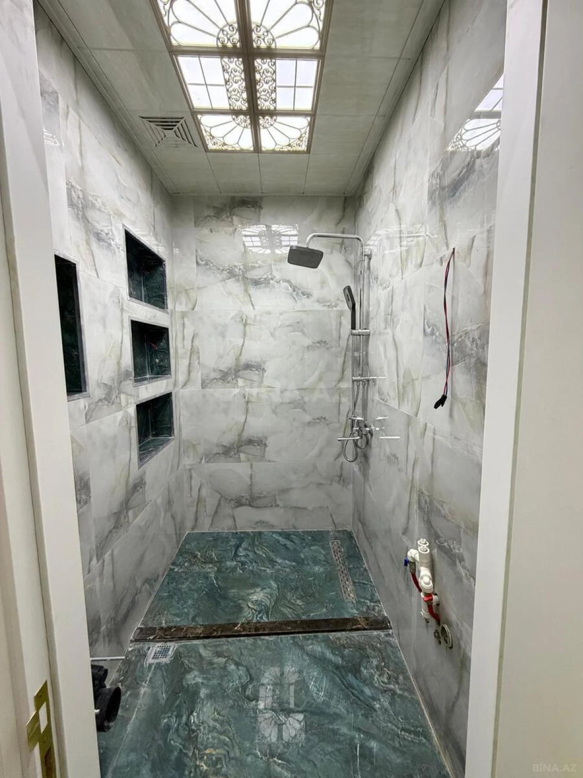 Satılır 3 otaqlı mənzil 136 m²