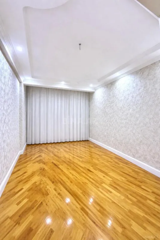 Satılır 3 otaqlı mənzil 136 m²