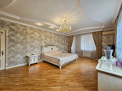 Satılır 4 otaqlı mənzil 223 m²