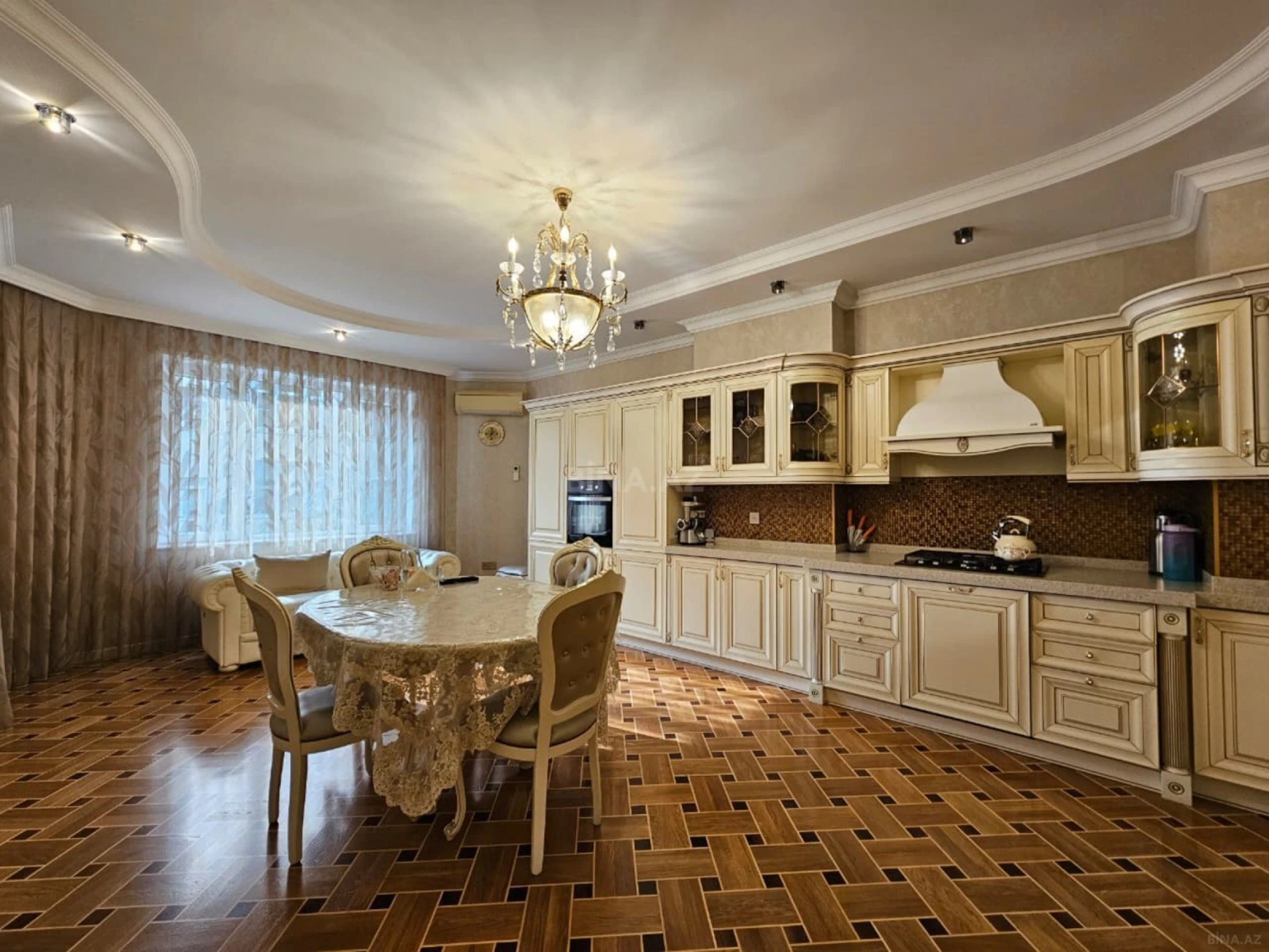 Satılır 4 otaqlı mənzil 223 m²