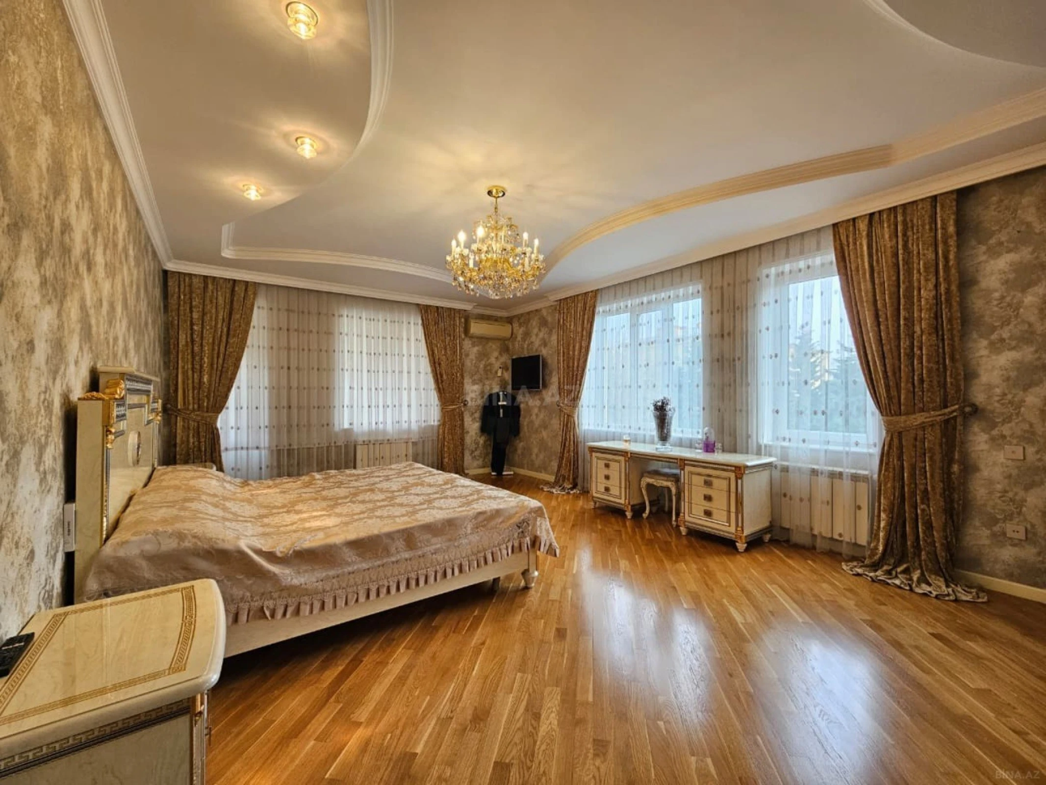 Satılır 4 otaqlı mənzil 223 m²