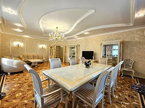 Satılır 4 otaqlı mənzil 223 m²