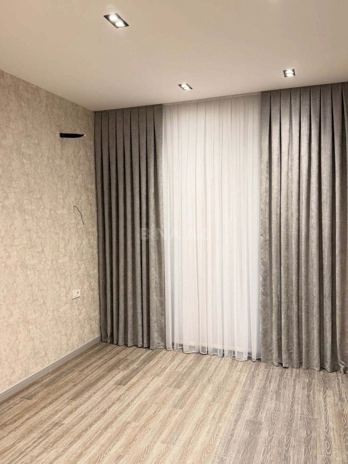 Satılır 2 otaqlı mənzil 76 m²