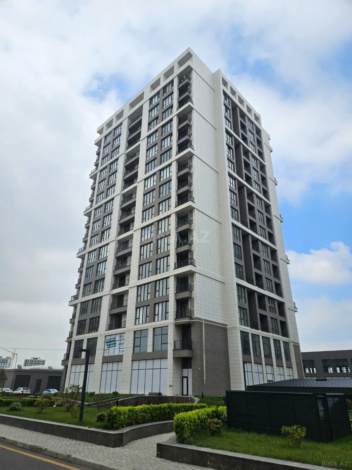Satılır 4 otaqlı mənzil 172.8 m²