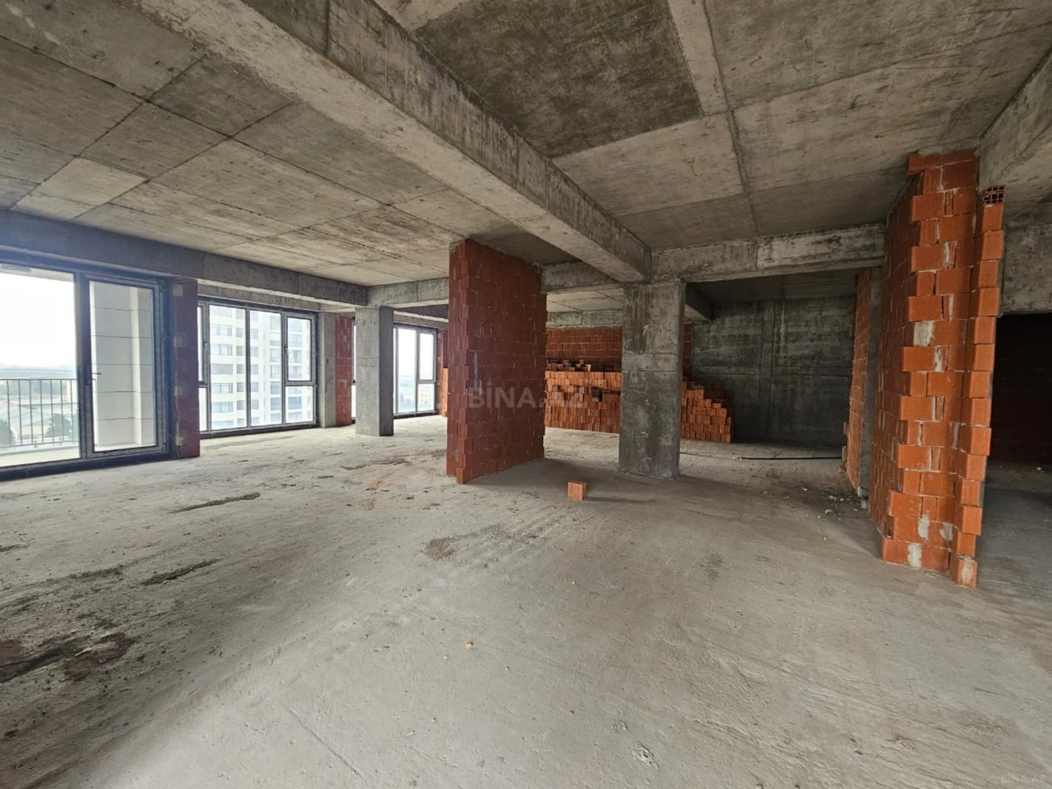 Satılır 4 otaqlı mənzil 172.8 m²