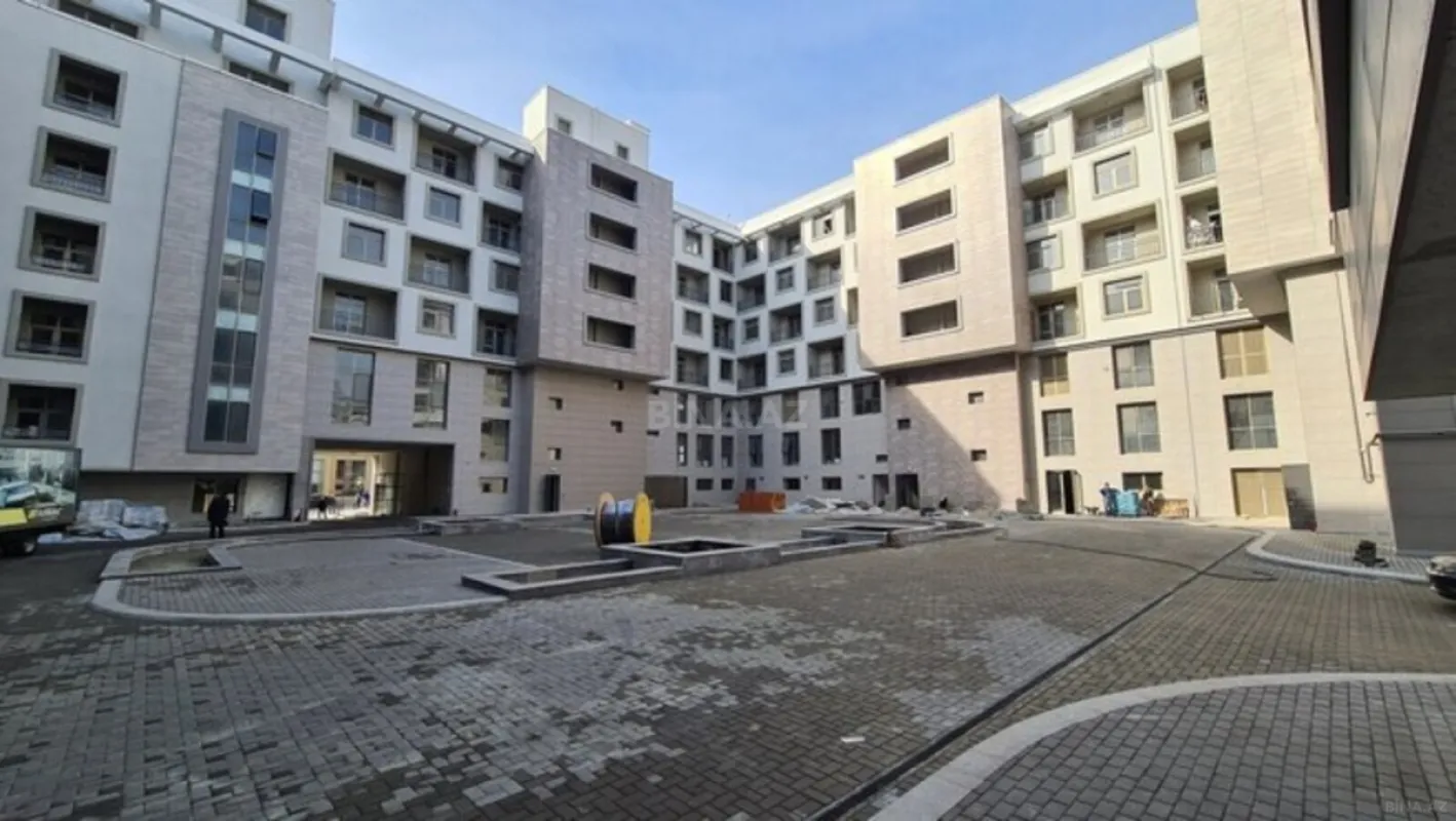 Satılır 4 otaqlı mənzil 220 m²