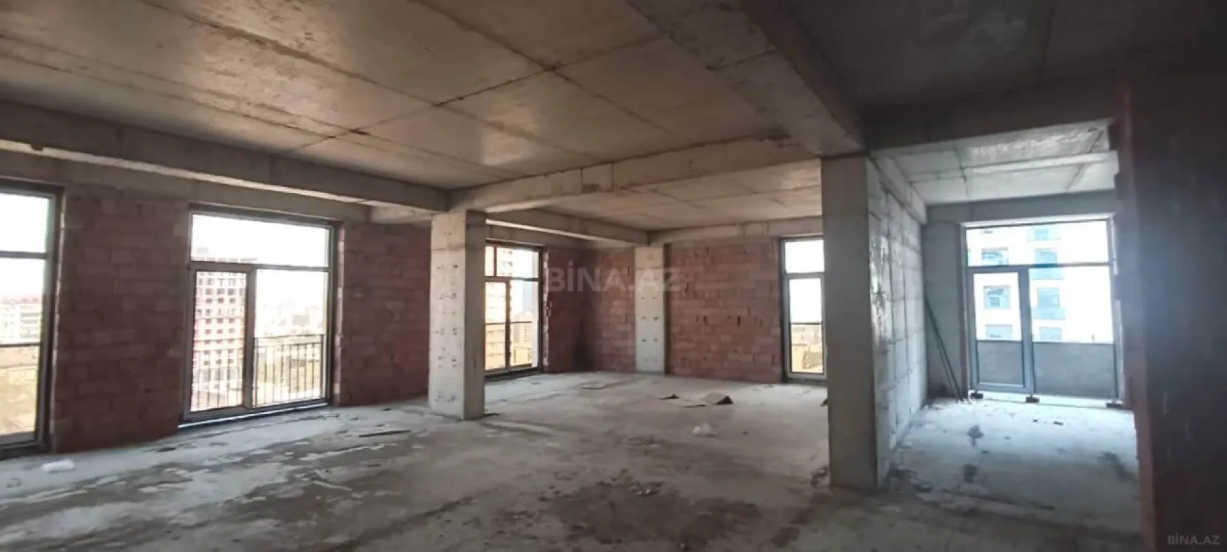 Satılır 4 otaqlı mənzil 148 m²