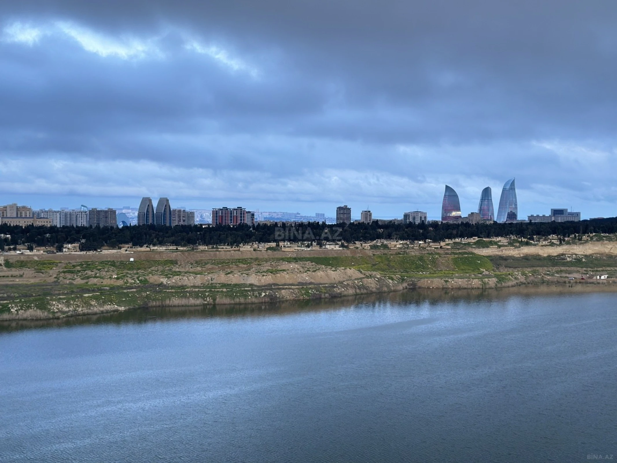 Satılır 4 otaqlı mənzil 121 m²