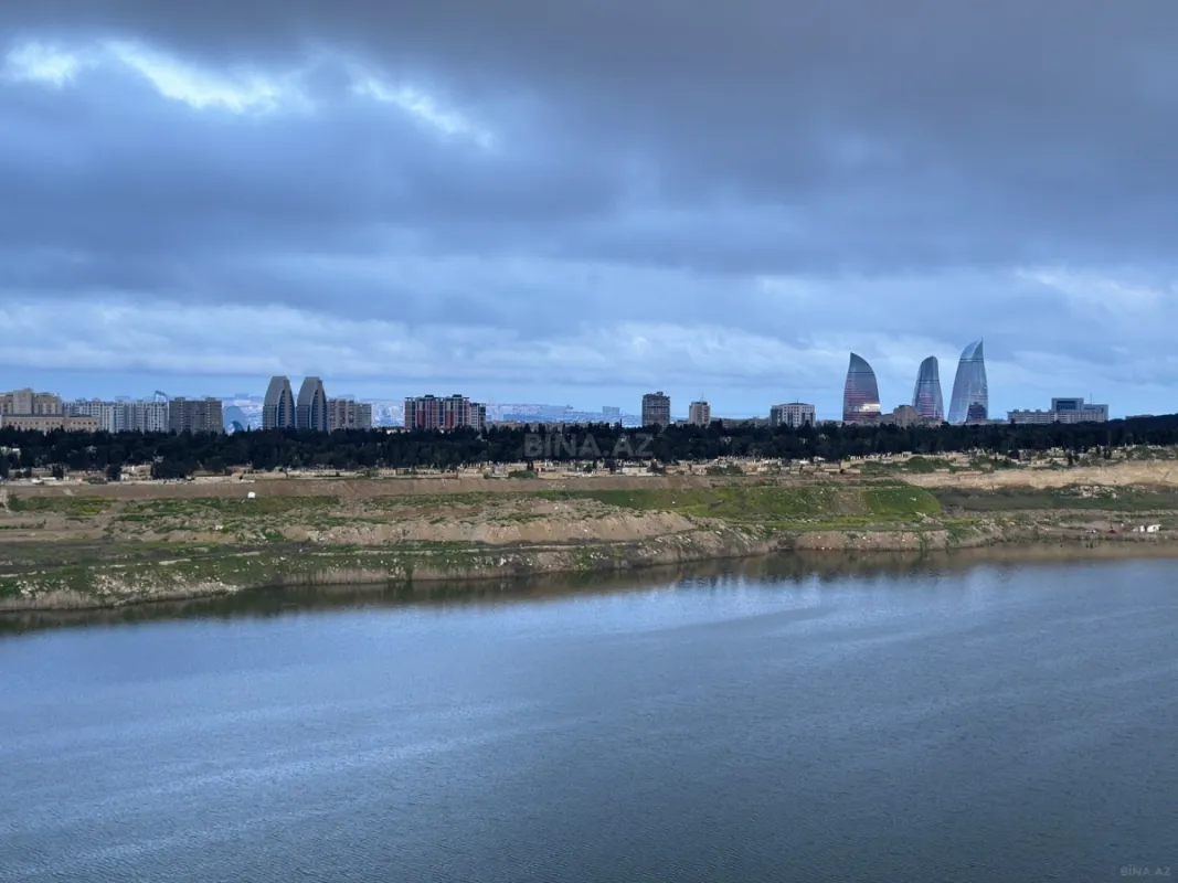 Satılır 4 otaqlı mənzil 121 m²