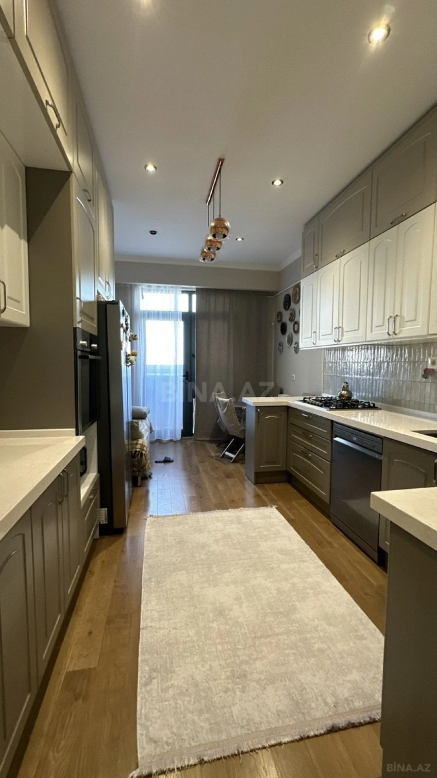 Satılır 4 otaqlı mənzil 121 m²